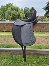 Dressursattel "in flames" Equiveron, 17 Zoll Equiveron In flames 
