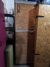 Holzschrank mit Metallbeschlägen