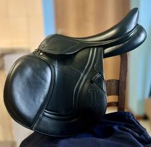 Ikonic Evolution Line Jump Saddle 17.5 Black Calfskin Ikonic Evolution line jump