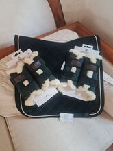 Neues Kentucky Set Velvet pine dunkelgrün Gamaschen (M+L) und Schabracke Kentucky  Brushing Boots Velvet Contrast