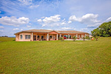 Ref2548 Frankreich, Okzitanien, nahe Montreal, Limoux, Luxusanwesen mit Pferdestall