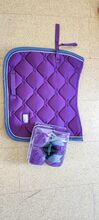 Set Equestrian Stockholm Schabracke Dressur Cob Bandagen WB plum Equestrian Stockholm 