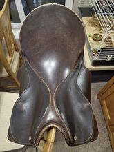 Dressage saddle- Leather spring tree