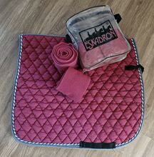Schabracke Equest Fuchsia mit 4 Bandagen Eskadron Equest Cotton