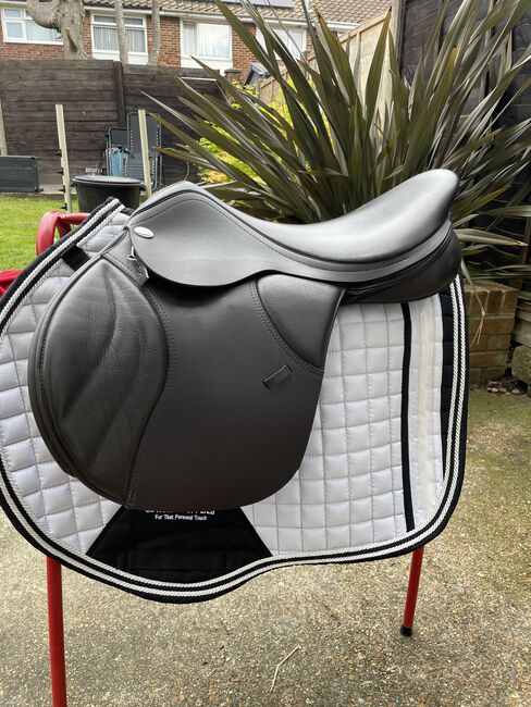 17.5” Brown Thorowgood T8 jump saddle, Thorowgood  T8 jump, Heidi Stride, Jumping Saddle, Sompting, Image 2