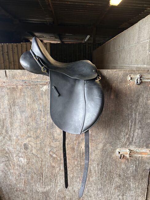 17.5” English leather dressage saddle, SaintWestwell saddlery , Eleanor  Walters , Siodła ujeżdżeniowe, Cardiff , Image 4