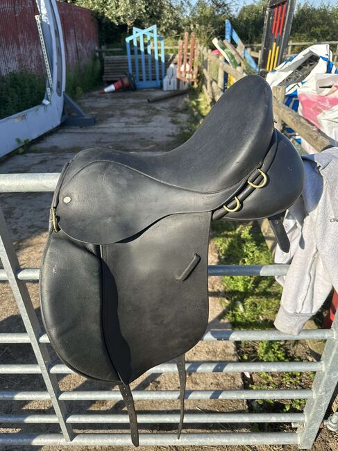17.5” English leather dressage saddle, SaintWestwell saddlery , Eleanor  Walters , Dressage Saddle, Cardiff , Image 2