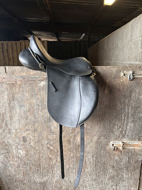 17.5” English leather dressage saddle, SaintWestwell saddlery , Eleanor  Walters , Dressage Saddle, Cardiff , Image 4