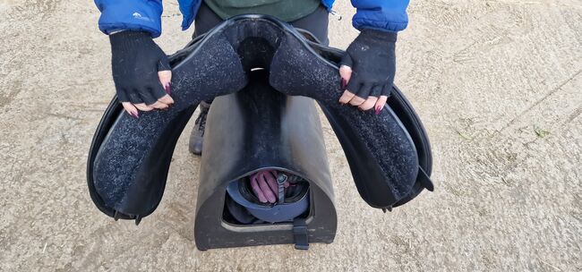 17.5" H&S Holistic dressage saddle (Black), Humphries & Swain Holistic (semi-flex), Nicola Hall, Siodła ujeżdżeniowe, Swindon, Image 4