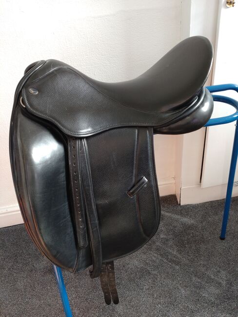 17.5 M silhouette dressage saddle, Silhouette , Faye Stewart, Dressage Saddle, BURNLEY, Image 2