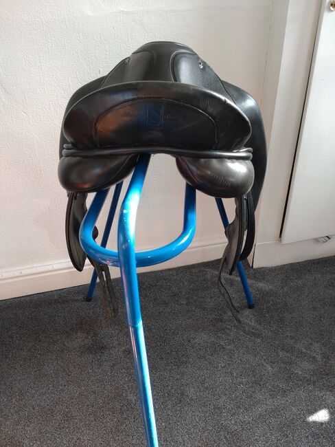 17.5 M silhouette dressage saddle, Silhouette , Faye Stewart, Dressage Saddle, BURNLEY