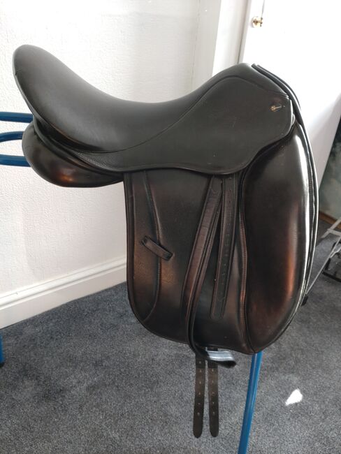 17.5 M silhouette dressage saddle, Silhouette , Faye Stewart, Dressage Saddle, BURNLEY, Image 5