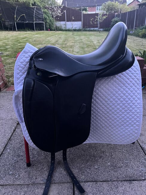 17.5 medium black knight rider dressage saddle, Knight Rider , Hannah, Dressursattel, Shrewsbury