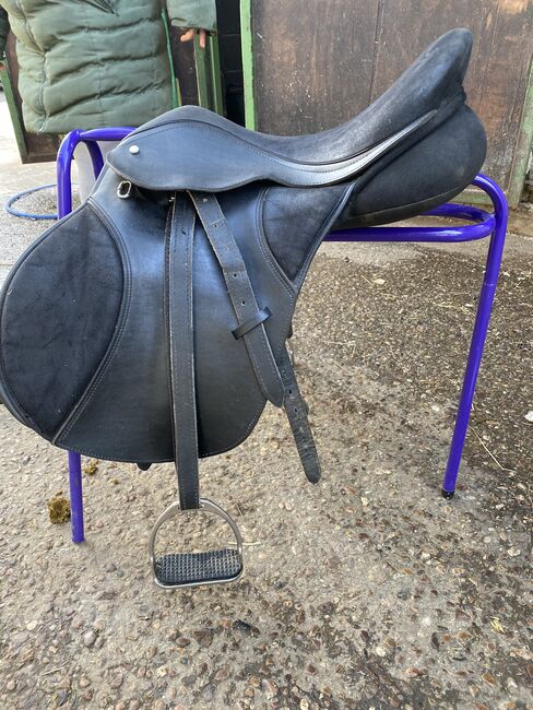 17” Thorowgood saddle with girth and stirrups, Thorowgood , Tayler duff, Pozostałe siodła, St helens , Image 8