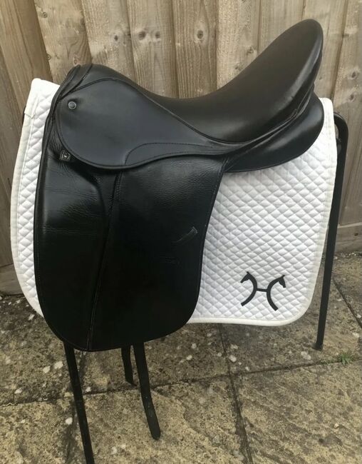 17'5“ Stubben / Stübben Genesis Dressage Saddle 30 (medium fit), Stübben  Genesis , Christiane Baars, Dressage Saddle, Bozeat, Northamptonshire , Image 9