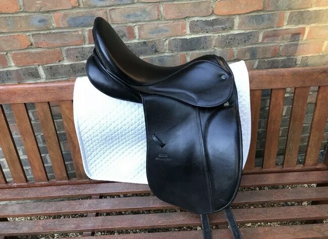 17'5“ Stubben / Stübben Genesis Dressage Saddle 30 (medium fit), Stübben  Genesis , Christiane Baars, Dressage Saddle, Bozeat, Northamptonshire , Image 10