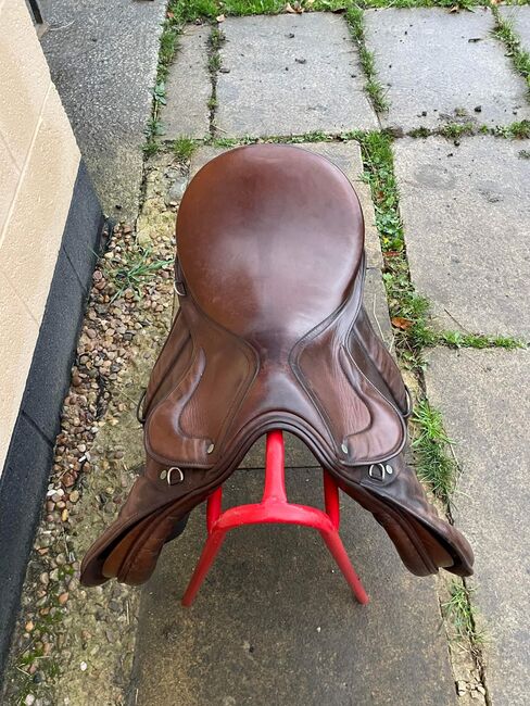 18 Inch Brown GP/Jumping Saddle old but good condition, Jenny  Hicks, Pozostałe siodła, Liversedge, Image 2