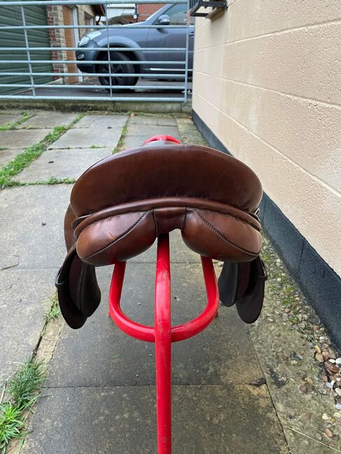 18 Inch Brown GP/Jumping Saddle old but good condition, Jenny  Hicks, Pozostałe siodła, Liversedge, Image 3