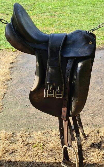 3 Sättel von Stübben, passier und eine Anfertigeng von Henning, Podgorski , Dressage Saddle, Grambow