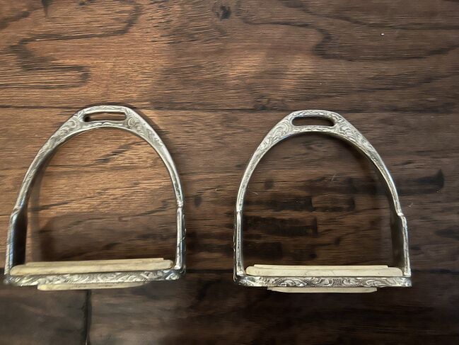 4.5 inch decorative engraved stirrup iron, Page Mayberry, Siodło akcesoria, Greenville