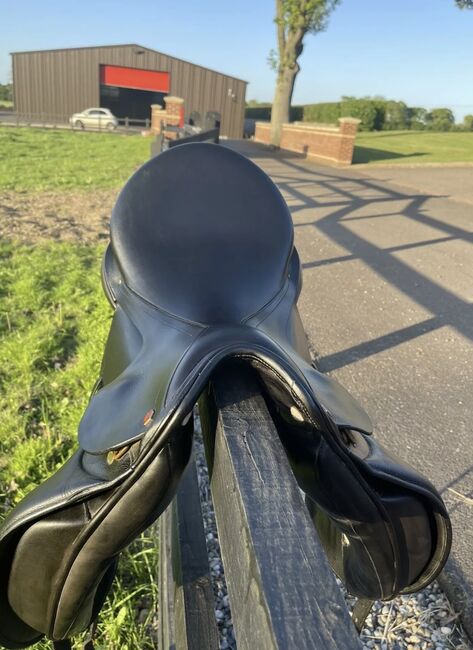 Albion SLK II Medium wide 17.5 dressage saddle, Albion SLK II, Alea Shaw, Dressage Saddle, Eye, Image 2