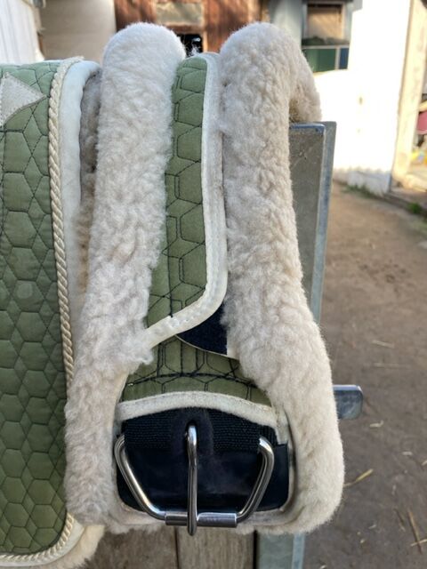 Fast neu: Mattes Lammfell Westernpad M mit Correction System und Mattes Gurt M, Mattes Lammfell Westernpad mit Correction System + Lammfell Gurt anatomisch M, Kerstin, Western Pads, Eckersdorf, Image 2