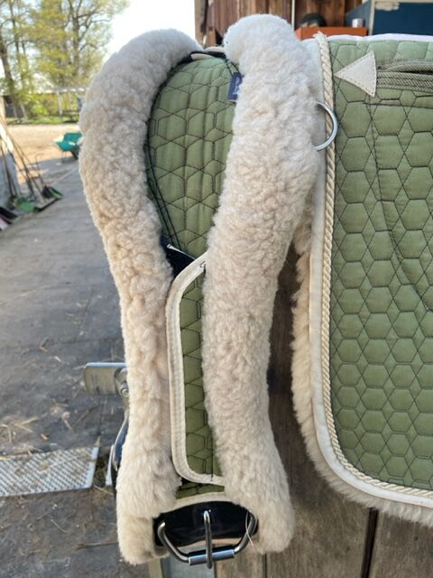 Fast neu: Mattes Lammfell Westernpad M mit Correction System und Mattes Gurt M, Mattes Lammfell Westernpad mit Correction System + Lammfell Gurt anatomisch M, Kerstin, Western Pads, Eckersdorf, Image 3