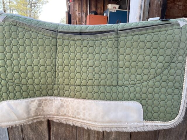 Fast neu: Mattes Lammfell Westernpad M mit Correction System und Mattes Gurt M, Mattes Lammfell Westernpad mit Correction System + Lammfell Gurt anatomisch M, Kerstin, Western Pads, Eckersdorf, Image 6