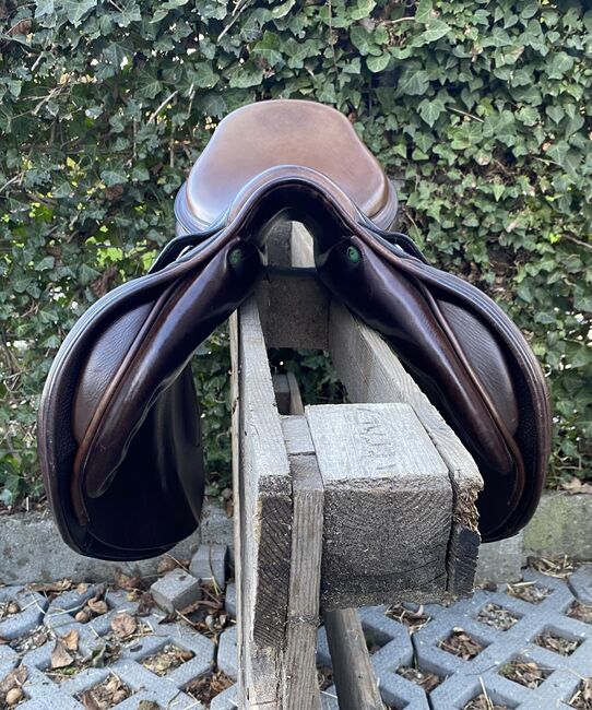 Amerigo Springsattel in schönem braun 17,5, Amerigo/Menet Amerigo mit Pinerolo Leder für extra besseren Halt, Sabrina , Jumping Saddle, Lustenau , Image 6