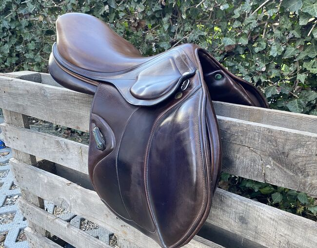 Amerigo Springsattel in schönem braun 17,5, Amerigo/Menet Amerigo mit Pinerolo Leder für extra besseren Halt, Sabrina , Jumping Saddle, Lustenau , Image 5