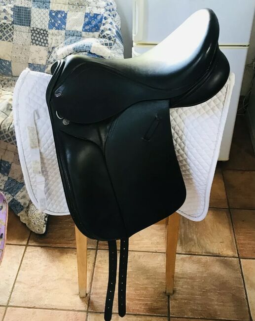 Barnsby 17inch dressage saddle + mountain horse safety stirrups and leathers, Barnsby  Dressage , Danielle Smith, Dressursattel, Norwich