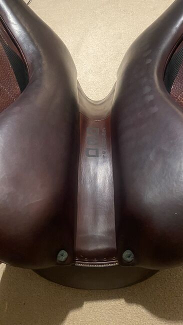 Beautiful Devecoux 18” Makila Lab E Dressage Saddle, Devecoux Makila Lab E, Laura Tapply, Dressage Saddle, Epsom, Image 5