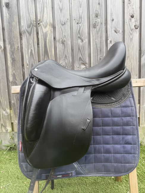 Custom Icon Flight, Custom  Icon Flight, NG Zadels (NG Zadels ), Dressursattel, Almere