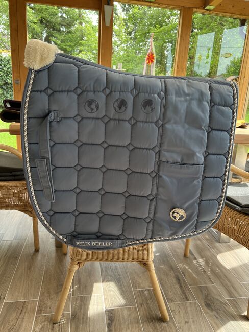 Blaue Schabracke DR mit Handytasche Felix Bühler, Katja Ott, Dressage Pads, Bernbeuren