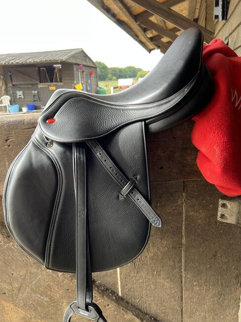 Black 16” Whitaker saddle, Antonia riley , Jumping Saddle