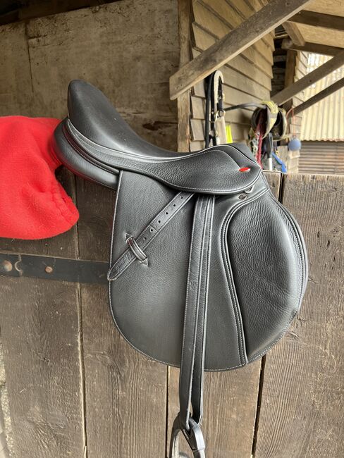 Black 16” Whitaker saddle, Antonia riley , Springsattel, Abbildung 2