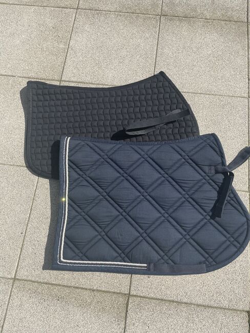 Schwarze, Dunkelblaue Schabracke, Eskadron, Cheval de luxe, Sophia, Dressage Pads, Wiesbaden 