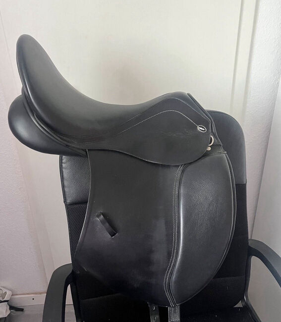 Schwarzer Dressursattel 17 Zoll 31 Kammer der Marke Hemano, sehr gepflegt, sehr guter Zustand! :), Hemano, Fabian Greinert, Privater Anbieter :), Dressage Saddle, Kempen, Image 2