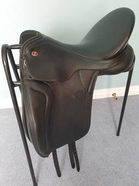 Black Kieffer Paris Exclusio 17.5" dressage saddle Medium Wide in very good condition. ONO, Kieffer Kieffer Paris Exclusion, Emma Joy Burrows, Siodła ujeżdżeniowe, Wantage