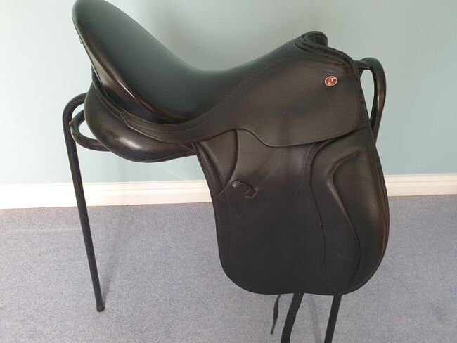 Black Kieffer Paris Exclusio 17.5" dressage saddle Medium Wide in very good condition. ONO, Kieffer Kieffer Paris Exclusion, Emma Joy Burrows, Dressage Saddle, Wantage, Image 4