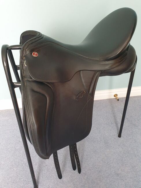 Black Kieffer Paris Exclusio 17.5" dressage saddle Medium Wide in very good condition. ONO, Kieffer Kieffer Paris Exclusion, Emma Joy Burrows, Dressursattel, Wantage