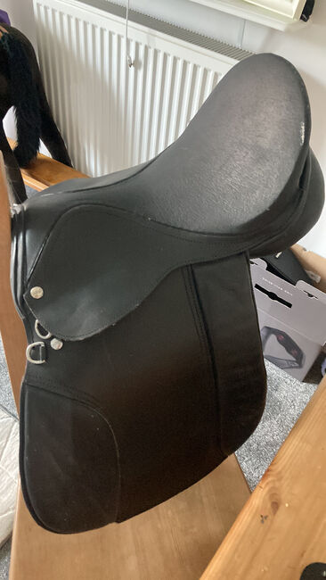 Black leather 18” saddle, Gallop, Kate Moore, All Purpose Saddle, Salisbury , Image 2
