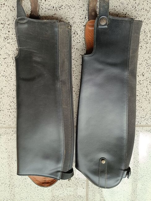 Schwarze Reitchaps aus Leder, Simone Zeuggin, Half Chaps, Muttenz