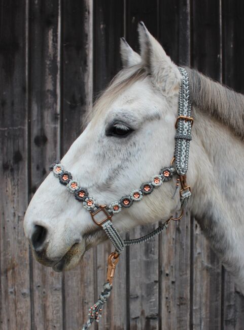 Blümchen Pferde-Halfter WB mit Strick Größe Warmblut aus  Paracord, Knotenwerke Handmade, Bettina Schlezak, Halters, Riedstadt