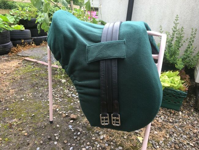BOTTLE GREEN Fleece GP SADDLE COVER With GIRTH HOLDER Loops, Tan Y Bryn Tack GP Saddle Cover, Gill Moore, Siodło akcesoria, MACHYNLLETH