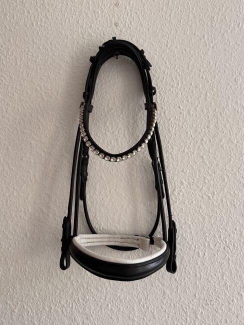 Bridlery Trense rundgenäht WB | weiß unterlegt | 2 Strass-Stirnriemen | gepflegt, Bridlery  Bridlery Trense Classic, Aline, Bridles & Headstalls, Magdeburg