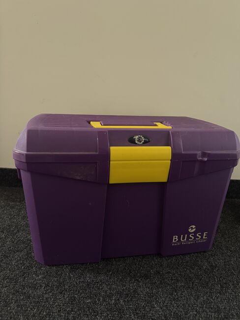 Busse Putzbox in lila mit gelbem Verschluss und Putzzeug, Busse, Jette Niebel, Grooming Brushes & Equipment, Magdeburg 
