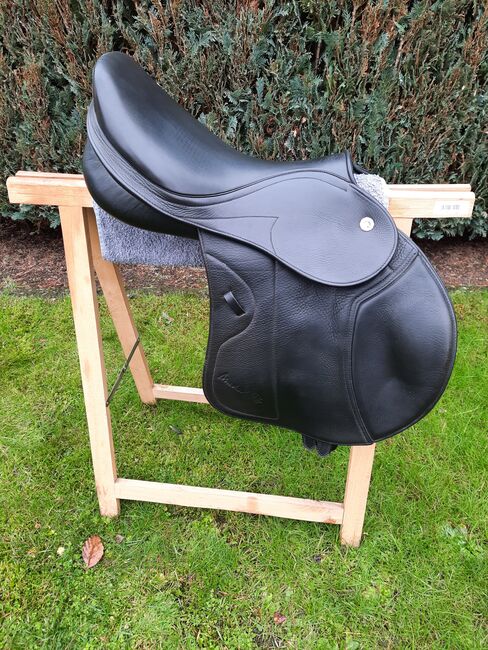 Butterfly Springsattel 18 Zoll, Butterfly Michael Putz, Janine Heyder, Jumping Saddle, Zeuthen