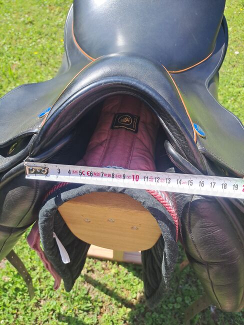 Charlys Physio Dressursattel Klettpausche, Charlys Physio ( Physiotherapeut Carly Vanderoemme), hergestellt von der Sattlerei Frank Baines (GB) Dressursattel Monoblatt, Chris, Dressage Saddle, Knittlingen, Image 13