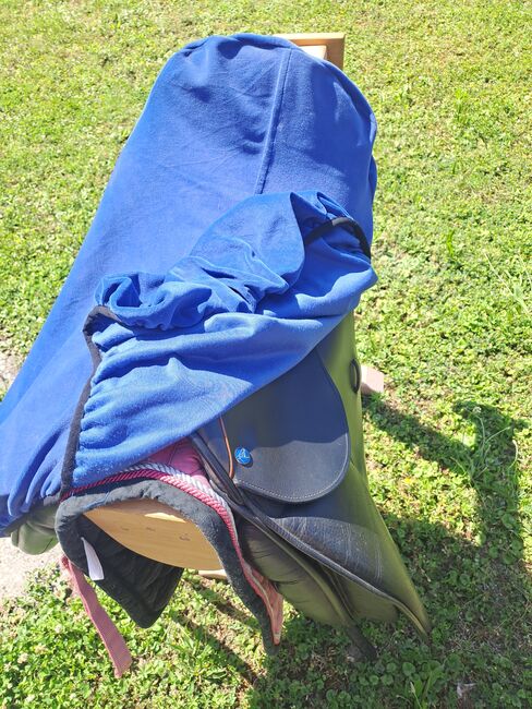 Charlys Physio Dressursattel Klettpausche, Charlys Physio ( Physiotherapeut Carly Vanderoemme), hergestellt von der Sattlerei Frank Baines (GB) Dressursattel Monoblatt, Chris, Dressursattel, Knittlingen, Abbildung 6